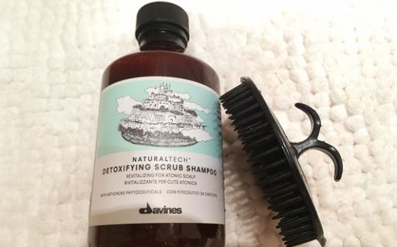 Детокс для волос и кожи головы: Detoxifying scrub shampoo от Davines